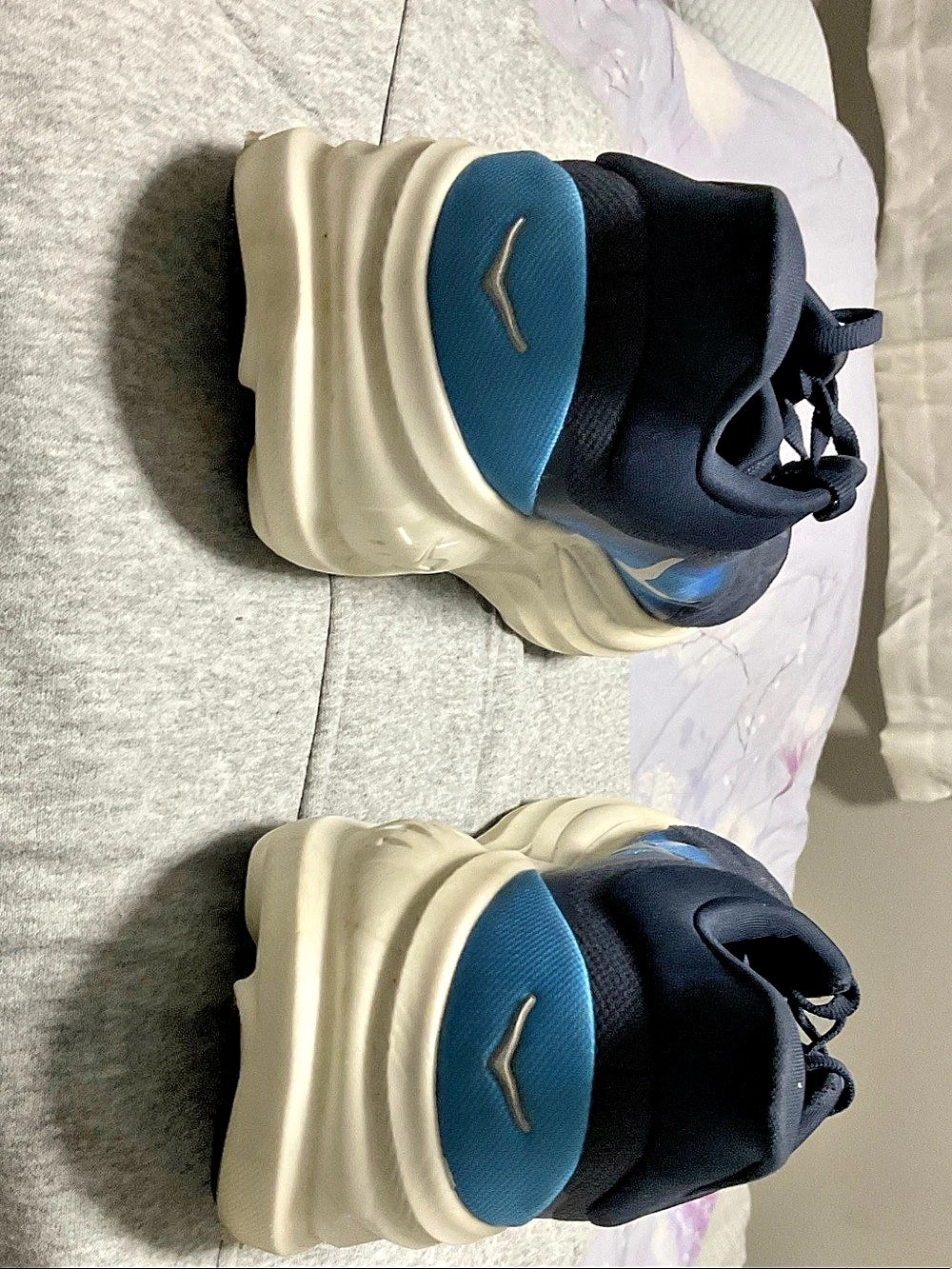 HOKA Bondi 9 unisex Athletic Shoes in Black & Blue - Picture 4 of 7